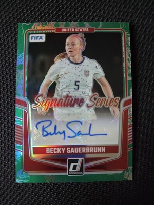 Becky Sauerbrunn 2024-25 Donruss Football Autogrammkarte /99 Dragon Scale Prizm