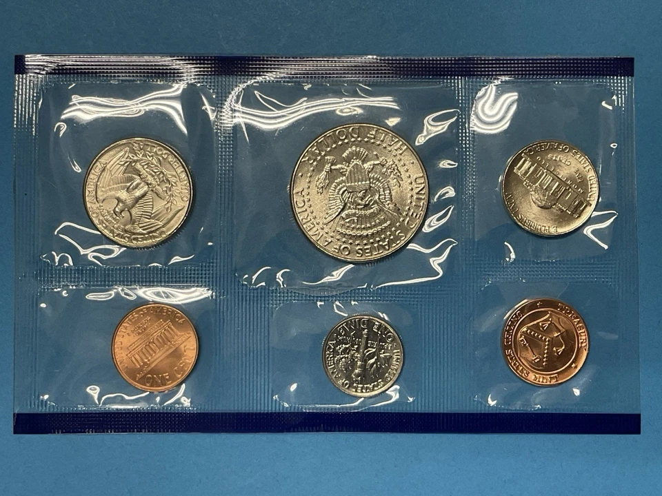 1996 US Mint Uncirculated 11-Coin P & D Set Includes the 1996-W Roosevelt Dime - Image 3 of 4