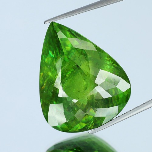 30.48ct t.w 22.15x18.35mm Pear Natural Yellowish Green With Rainbow Spark Sphene - 第 1/4 張圖片