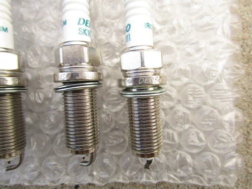Brand New Set of 4PCS OEM SK16HR11 90919-01233 Spark Plug for Scion Toyot - Bild 6 von 6