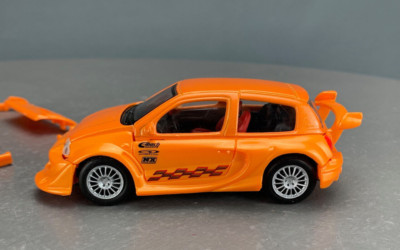 1:43 Maisto die-cast Clio v6 Renault Sport w/ interchangeable