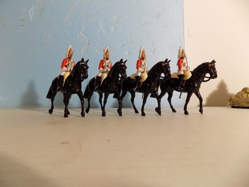 4 Britains Queens Place Guard figures 1/32nd (April. Listing) - Picture 3 of 10
