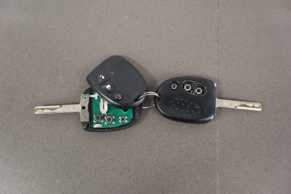 Pontiac GTO 2004-2006 (cambio de piso) columna de dirección con moldura de cuello negro y llave Foto 4 de 4