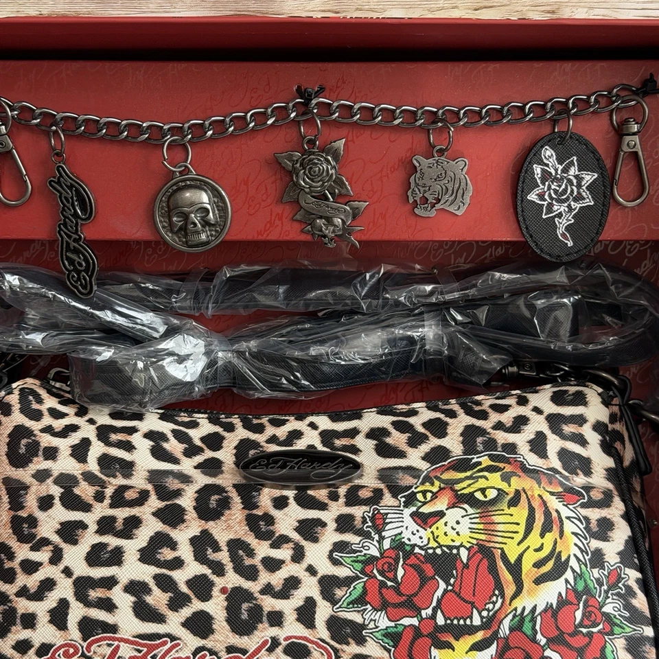 Ed Hardy Baguette Leopardo Bolso Bandolera de Hombro Conjunto de Regalo con Dijes Nuevo en Caja Foto 3 de 4