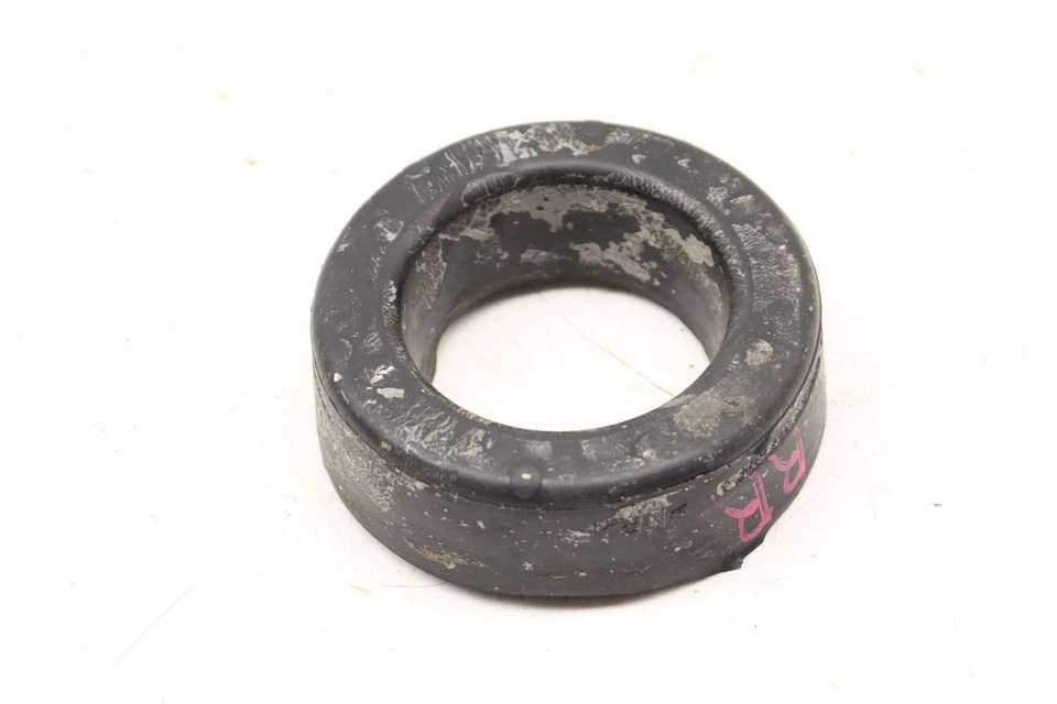 10-16 MERCEDES-BENZ E63 AMG — крепление пружины задней катушки / прокладка / втулка (верхняя) - Изображение 2 из 4