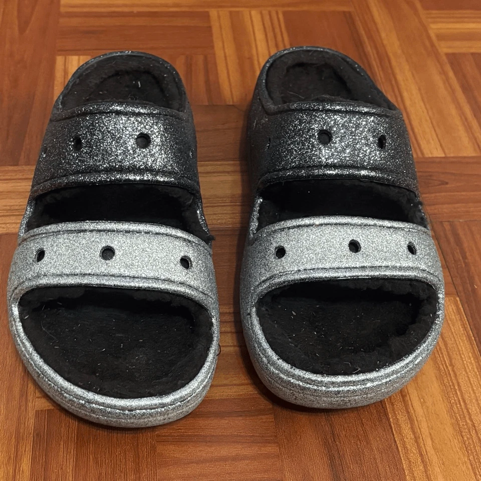 Sandálias Crocs Cozzzzy preto prata glitter forrado Sherpa 7 - Imagem 2 de 4