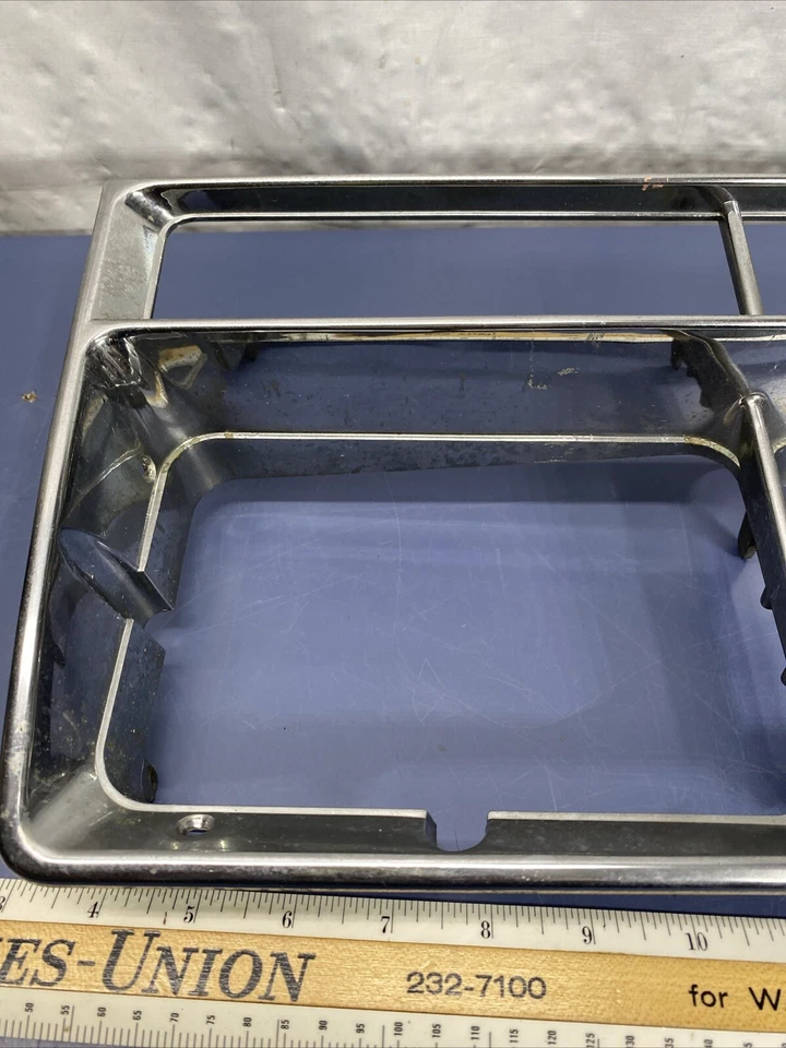 Bisel de faro derecho cromado Chevrolet Celebrity 1984-1985 14056934 Foto 3 de 4