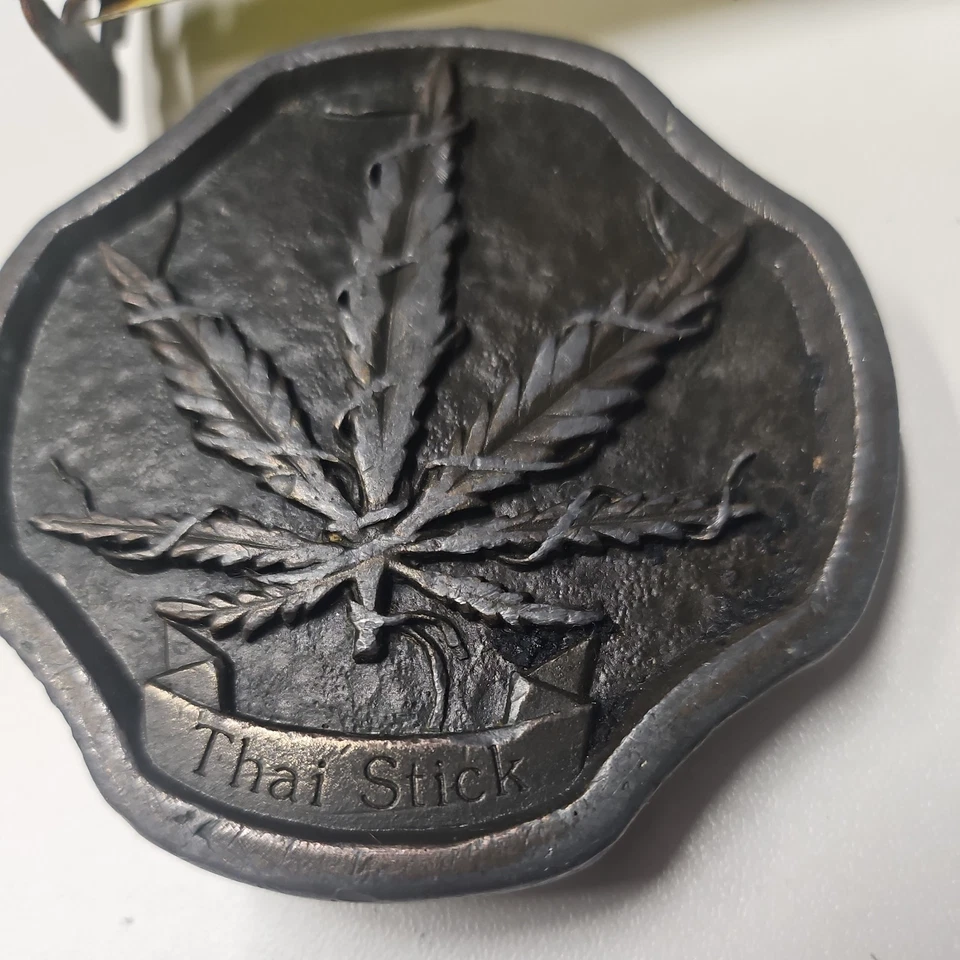 Hebilla de cinturón vintage 1977 del Salón de la Fama de la marihuana - palo tailandés Foto 4 de 4