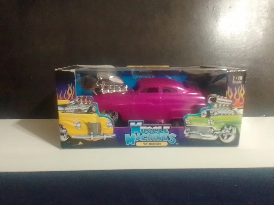 Novo na caixa lacrada, Muscle Machines '49 Mercury. Roxo, escala 1:18. - Imagem 2 de 4
