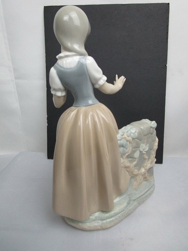 Lladro Nao Girl with broken Water Jug - Picture 3 of 11
