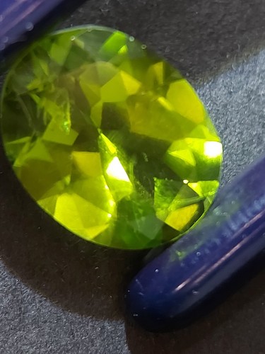 Sparkling peridot gemstone - faceted natural green Chrysolite 5.05 CTS - Picture 9 of 16