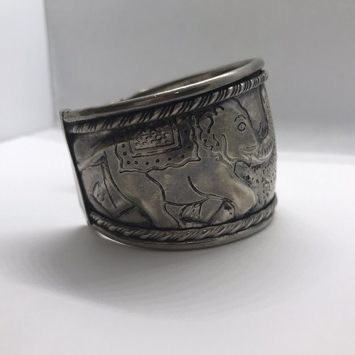 Silver tone etched elephants facing each other cuff bracelet - Picture 5 of 12