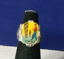 1960s Vari-Vue Twist Flicker Ring    (Lot B)
