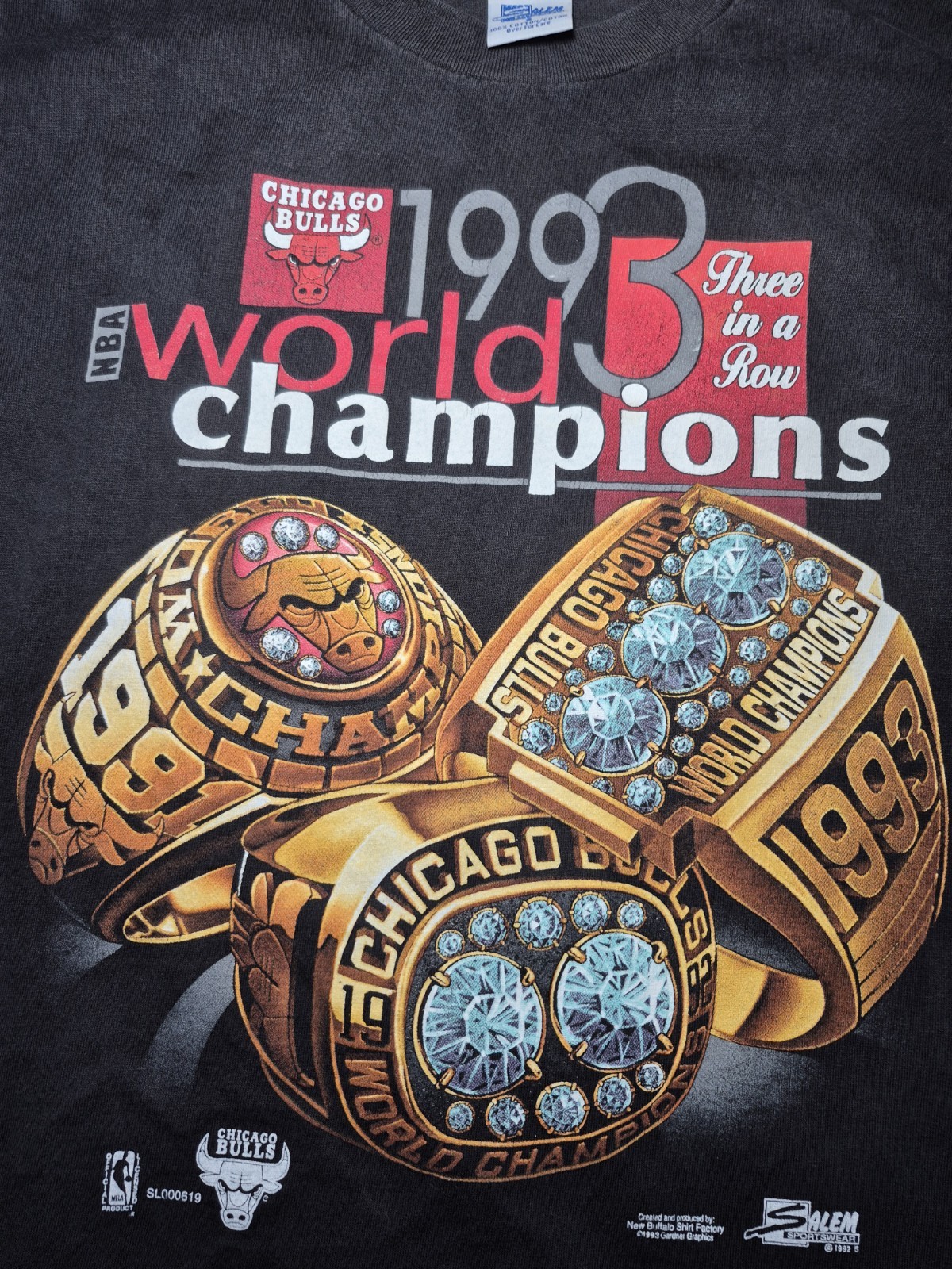 Maglietta Chicago Bulls 1993 Campioni del Mondo Tre di Fila Grafica Nera Small