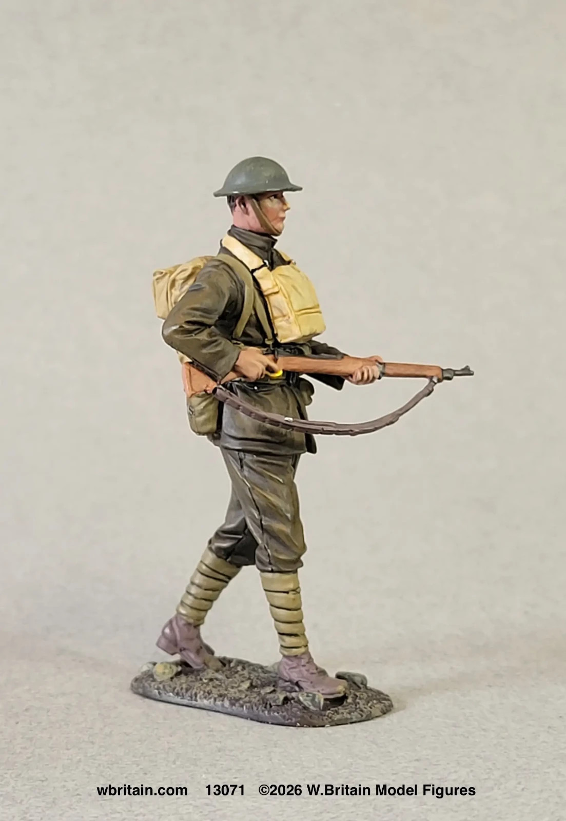 BRITAINS SOLDIERS 13071 - U.S Marine Advancing with Rifle - Diecast Metal Figure