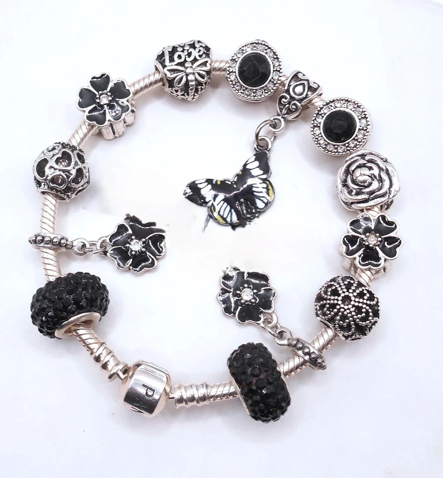 PULSEIRA CHARME PRATA COM BERLOQUES DE CRISTAL BORBOLETA PRETA E CAIXA DE PRESENTE! - Imagem 2 de 3