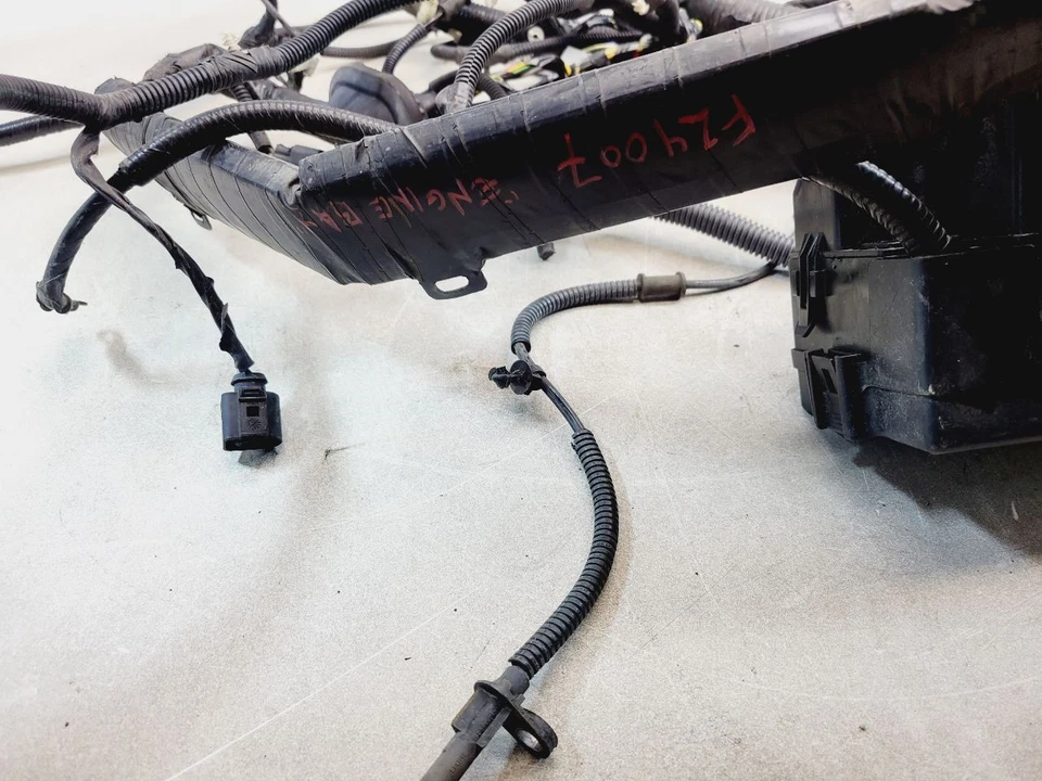 Ford Mustang Base 2013 2014 3,7 L A/T compartimento del motor delantero caja de fusibles arnés de cableado OE Foto 3 de 4