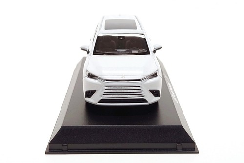 Kyosho 1:43 Lexus TX350 in Platinum White Pearl - Picture 4 of 9