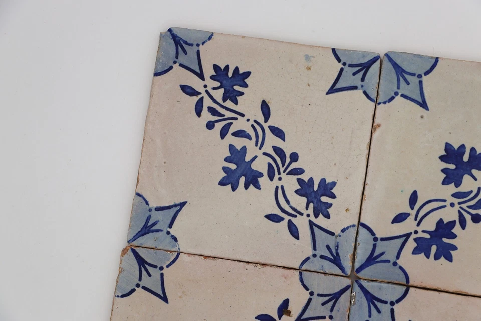 Juego de cuatro azulejos portugueses florales azules y blancos antiguos del siglo XIX Foto 2 de 4