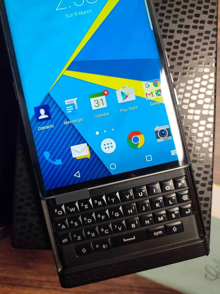 99% New BlackBerry Priv - 32 GB - Black (Unlocked) 4G keyboard Smartphone - Image 4 of 4