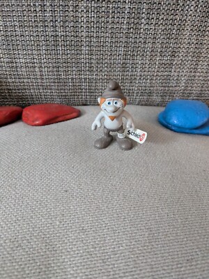 1x Smurf from newer series with flags excellent condition smurfs Smurfs (D042)