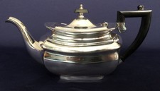 stylowy posrebrzany czajnik w stylu art deco czarny bakelitowy uchwyt Anglia około 1930 roku