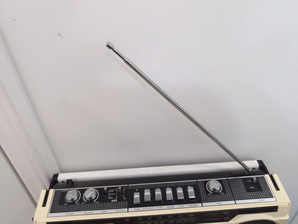 Sharp QT27(W) винтажный ретро бумбокс стерео с рабочей кассетой  - Изображение 3 из 4