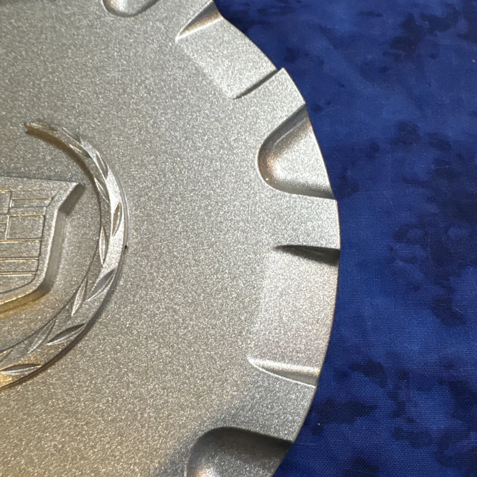 Cadillac SRX 2003-2006 OEM 17" tapa central de rueda plateada 9596272 Foto 4 de 4