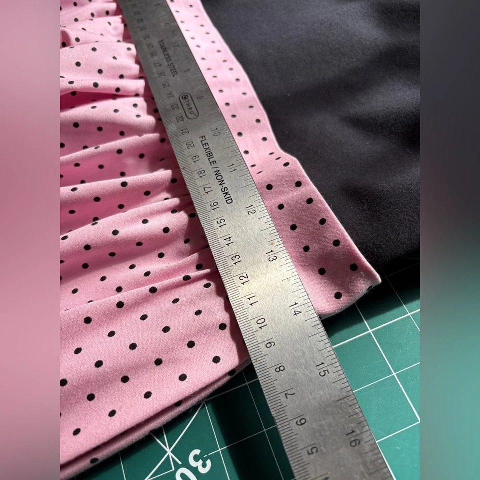 Vestido com saia Pinup Couture aconchegante elástico gola redonda rosa bolinhas - M - Imagem 4 de 4