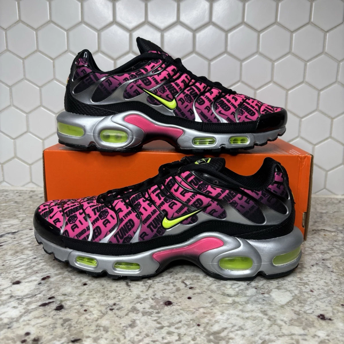 Preços baixos em Nike Air Max Plus Black and Volt | eBay