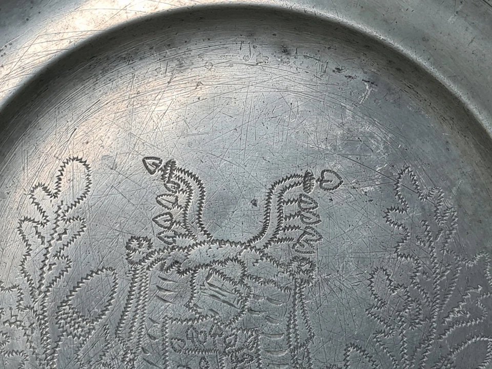 Ancienne assiette du 18ème en étain décor gravé de mariage ou blason daté 1777 - Photo 3/4