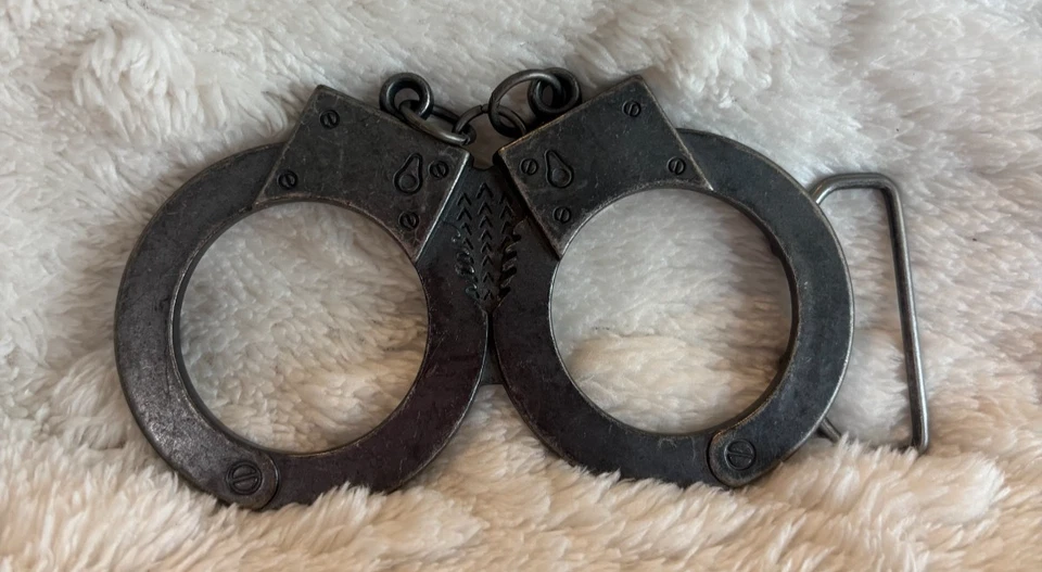 🔗Vintage Handcuffs Belt Buckle – Silver Chrome Metal Novelty Accessory🔗 - Image 2 of 3