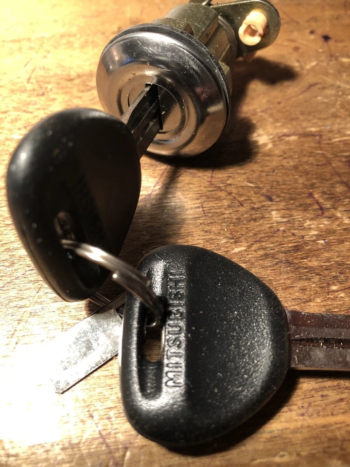 NUEVO Conjunto de cilindro de bloqueo trasero Mitsubishi Eagle OEM MB574778 MIRAGE SUMMIT Foto 2 de 3