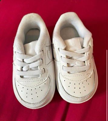 Nike Nike Air Force 1 Unisex Kinder Weiß Low Top Schnürschuhe Turnschuhe UK 3,5