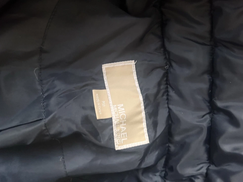 Chaqueta acolchada para mujer Michael Kors mediana azul marino acolchada Foto 3 de 4