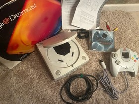 White Sega Dreamcast HKT-3020 Console Bundle With Cables and Controller in Box