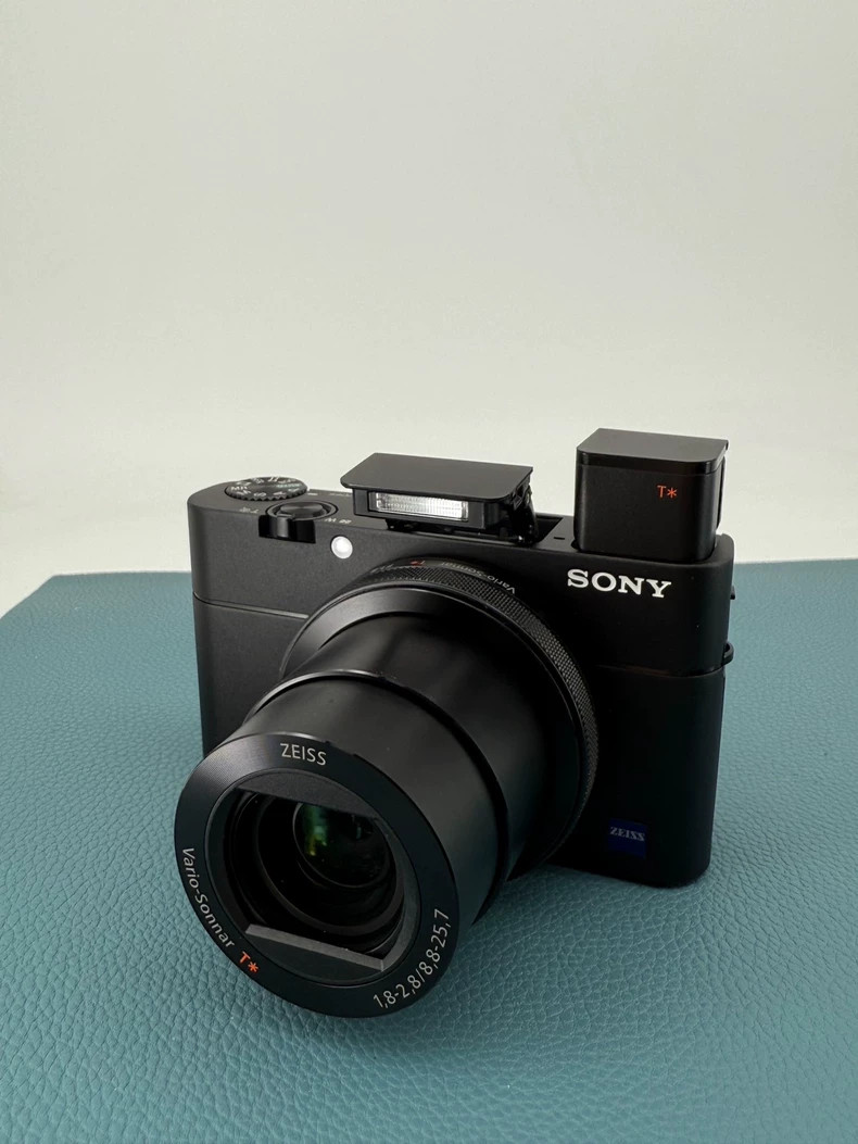 SONY Cyber−shot DSC-RX100M5 Amazon.com : Sony Cyber-Shot DSC-RX100 V 20.1 MP Digital