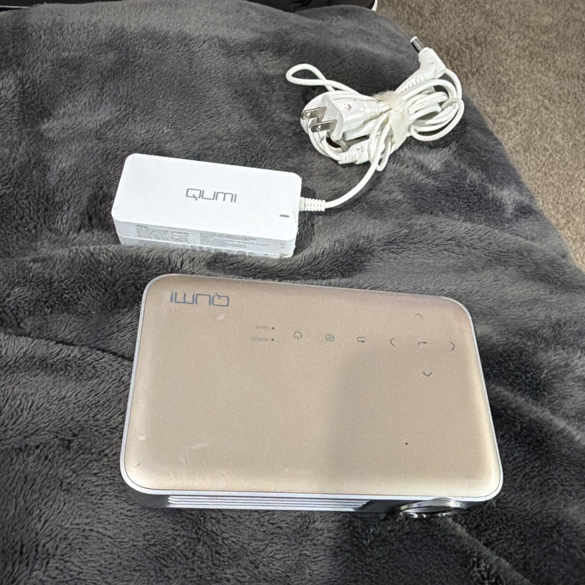 Qumi QUMI Q6 Q6-WT White Projector Clear Image without Remote Used