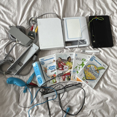 Nintendo Wii Konsole Bundle PAL mit Controller, Sensorleiste, Kabeln & Spielen