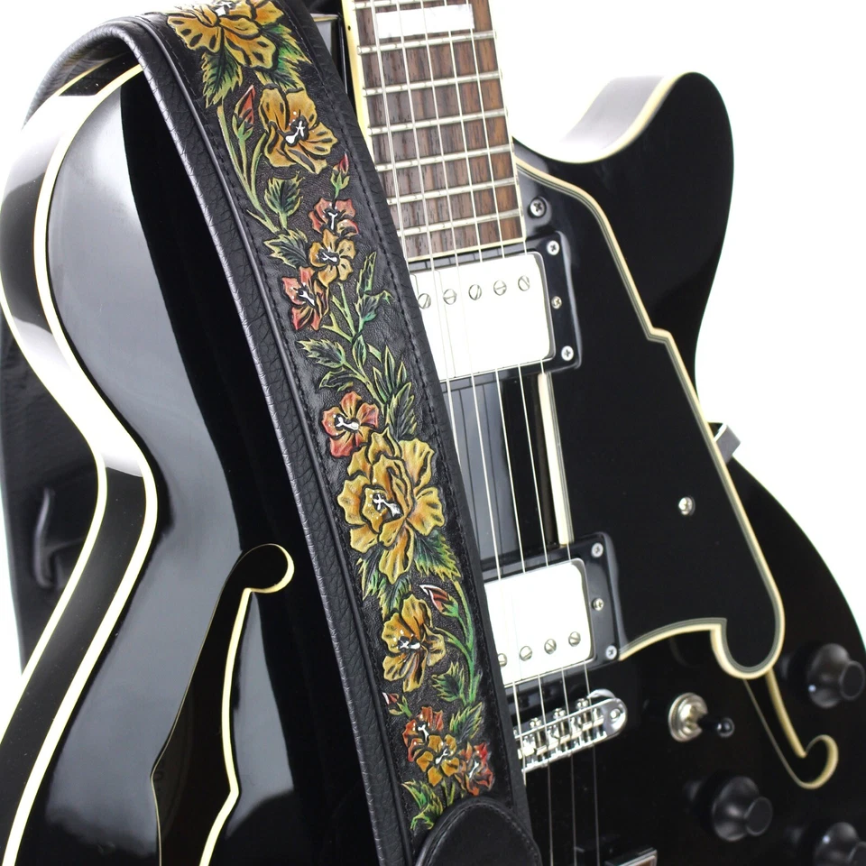 Correa negra brillante Walker & Williams KB-13 con rosas amarillas talladas en cuero granulado Foto 4 de 4