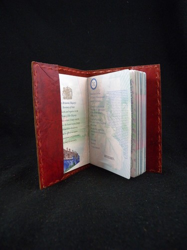 Leder Reisepasshüllen - WUNDERSCHÖN NATUR Vintage Leder und Bio Farben  - Bild 9 von 12