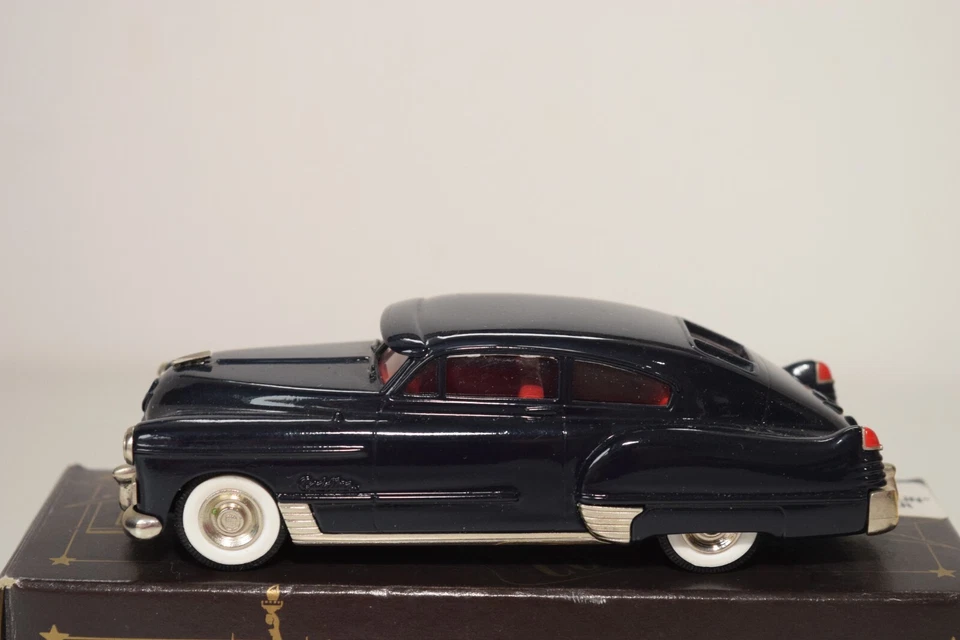 B7 1:43 BROOKLIN BRK 40 BRK40 CADILLAC DYNAMIC FAST BACK COUPE DARK BLUE MIB - Photo 3/4