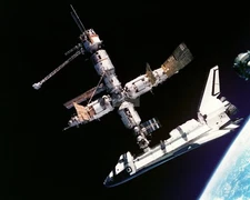SPACE SHUTTLE ATLANTIS STS-71 DOCKED WITH MIR STATION - 8X10 NASA PHOTO (EP-240)