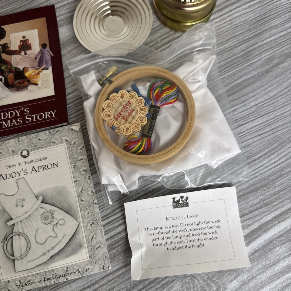 AMERICAN GIRL Retirado Addy ACAG Kit de Aguja Delantal Aro Y Linterna de Queroseno Foto 2 de 4