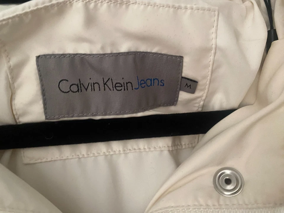 Gorgeous CALVIN KLEIN JEANS off-white puffa jacket, size M - Image 2 of 4