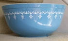 Pyrex blue Snowflake 402  1-1/2 qt bowl vintage