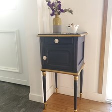 une table d´appoint ou chevet restaurée. 