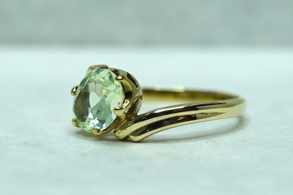 Elegante Anillo Solitario Espinela Verde Oro Amarillo 10k - Talla 6.5 - 2.16 Gramos Foto 2 de 4