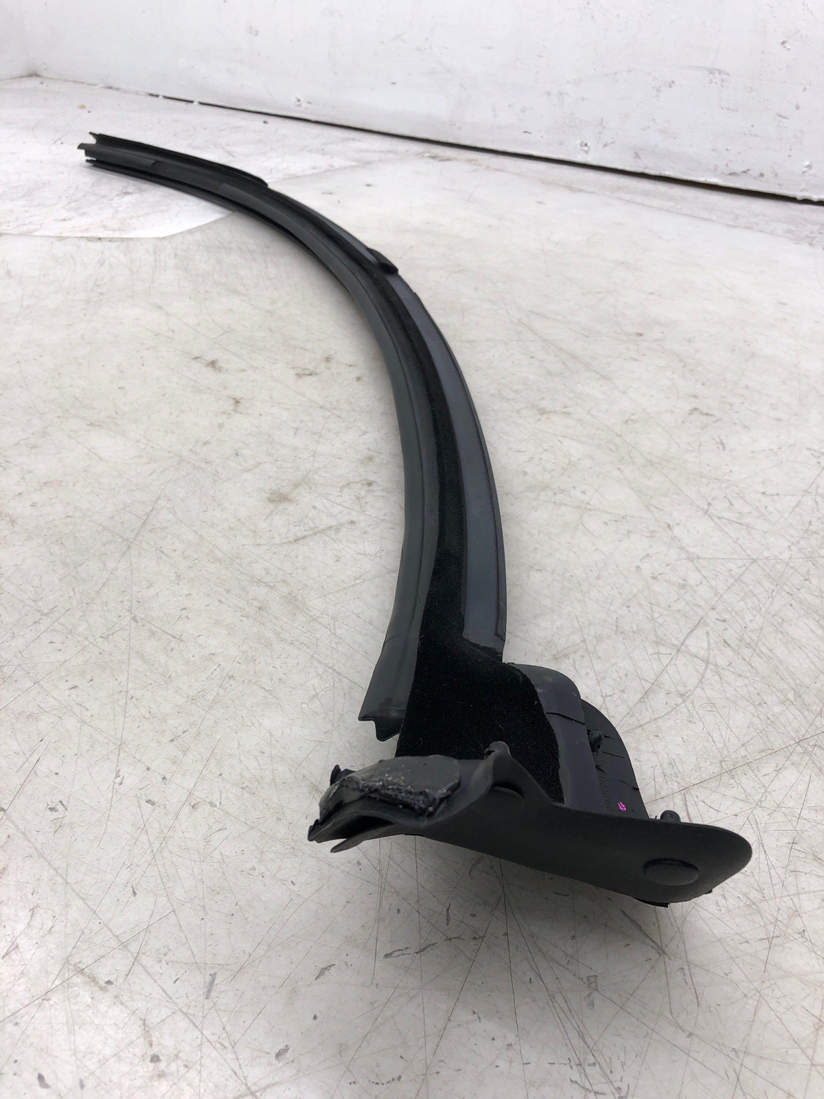 2020-2023 ASTON MARTIN VANTAGE RIGHT DOOR UPPER WEATSTRIP SEAL MY63-L20570-A OEM