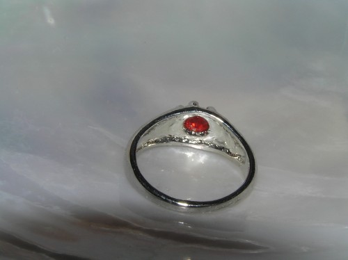 Estate Simple Silvertone with Bright Red Prong Set Inlaid Rhinestone Ring Size 6 - Picture 3 of 4